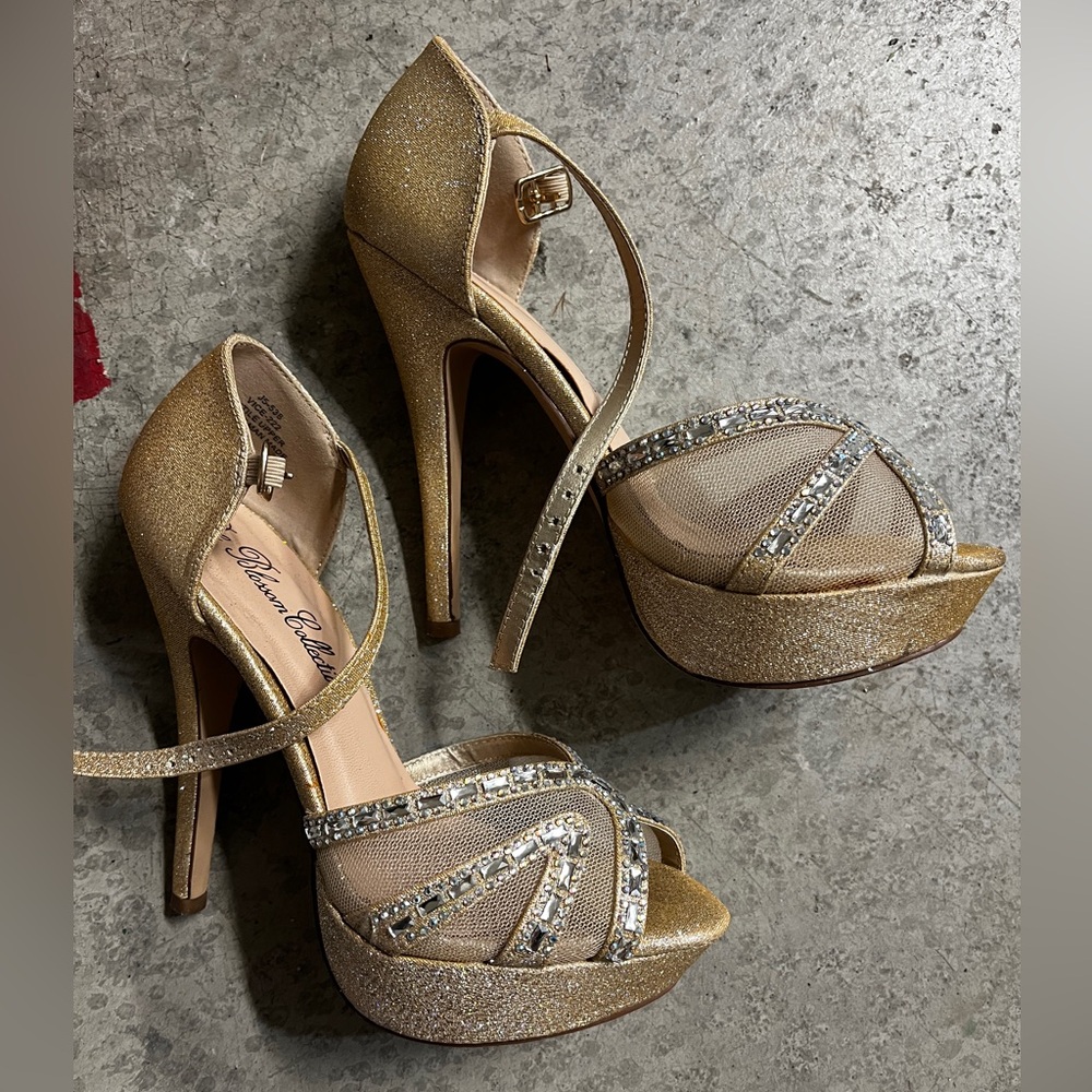 GOLD SPARKLY HEELS SIZE 5.5
